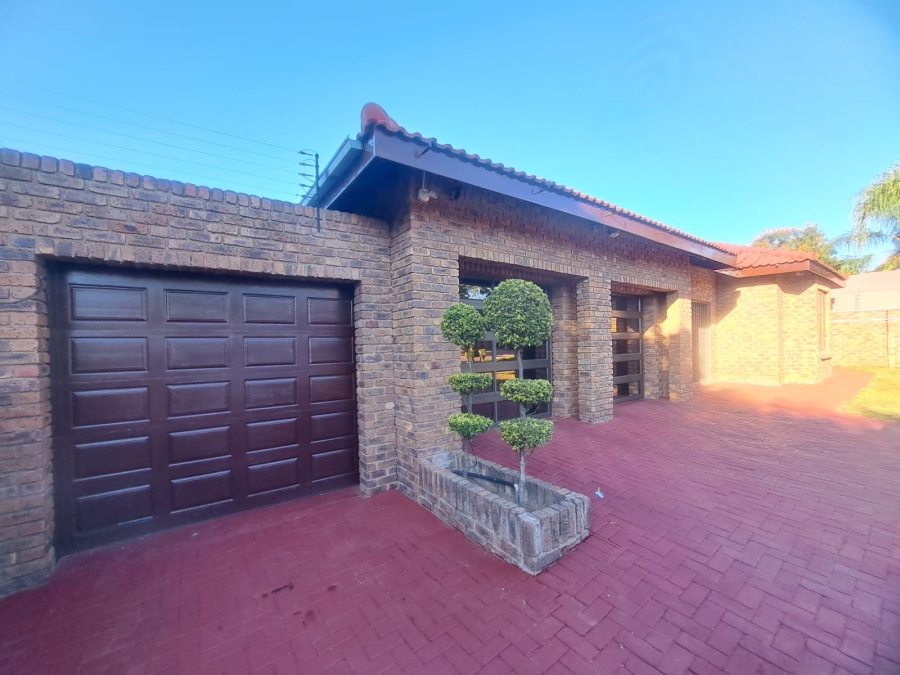 3 Bedroom Property for Sale in Heuwelsig North West